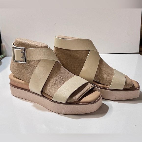 JOURNEE COLLECTION Cream ankle strap platform sandals size 7. - Picture 4 of 10